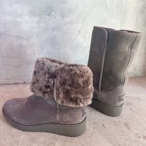 Never worn- Size 6 grey UGGS